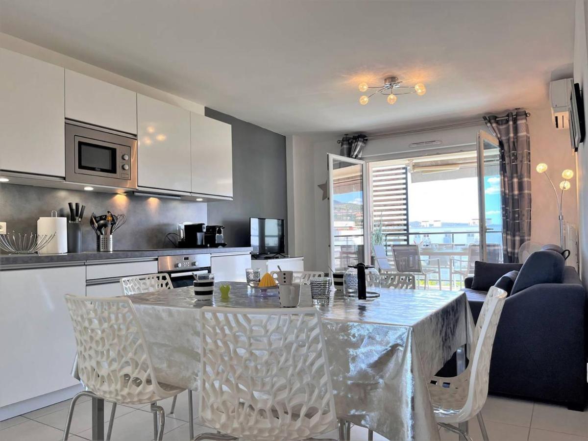 Charmant T2 Climatise Avec Grande Terrasse, Piscine Et Parking Privatif, Proche Plage Et Commerces. - Fr-1-251-441 Le Lavandou Luaran gambar